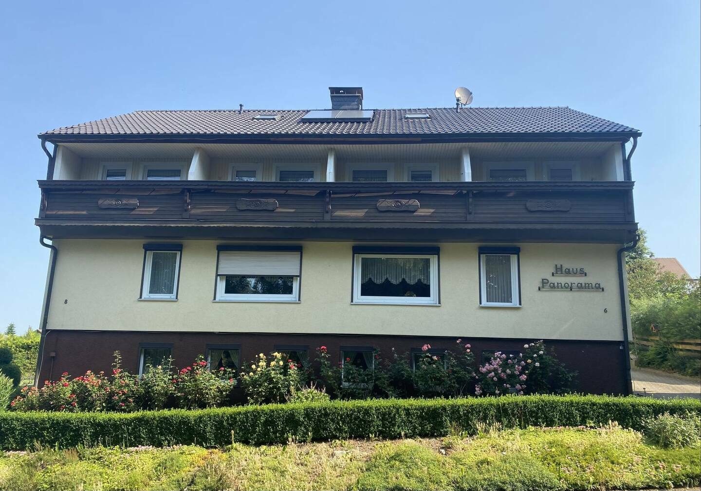 Haus Panorama mit Garten